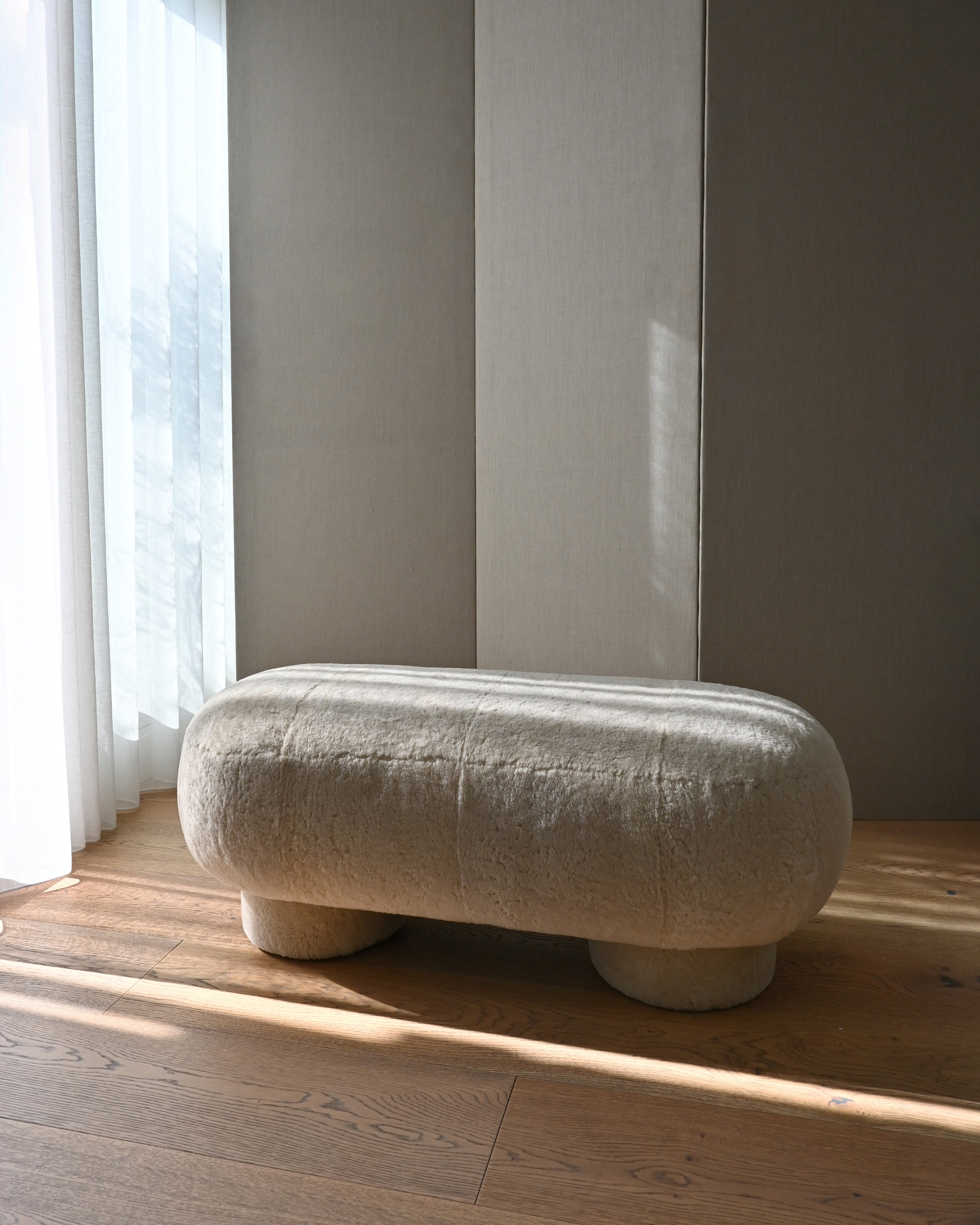 Big Foot Bench - Sandshell Sheepskin