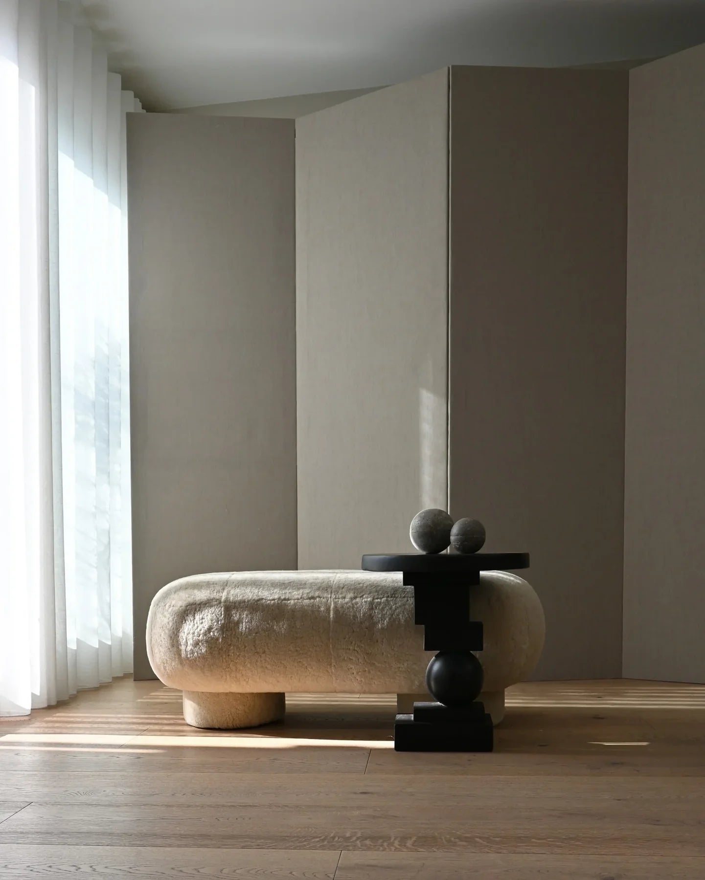 Big Foot Bench - Sandshell Sheepskin