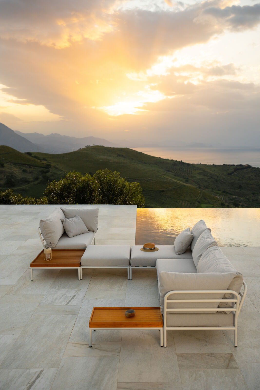 LEVEL Outdoor Corner