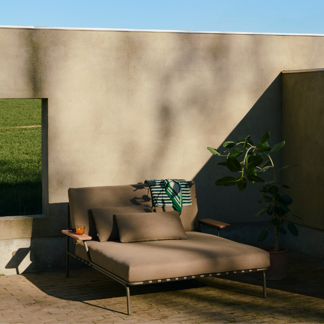 Settle Lounge Bed w/ Armrest