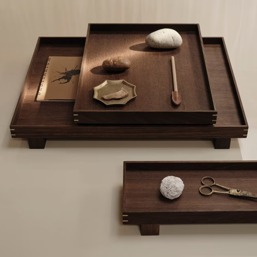 Khay gỗ decor tông trầm đặt trên bàn phòng khách