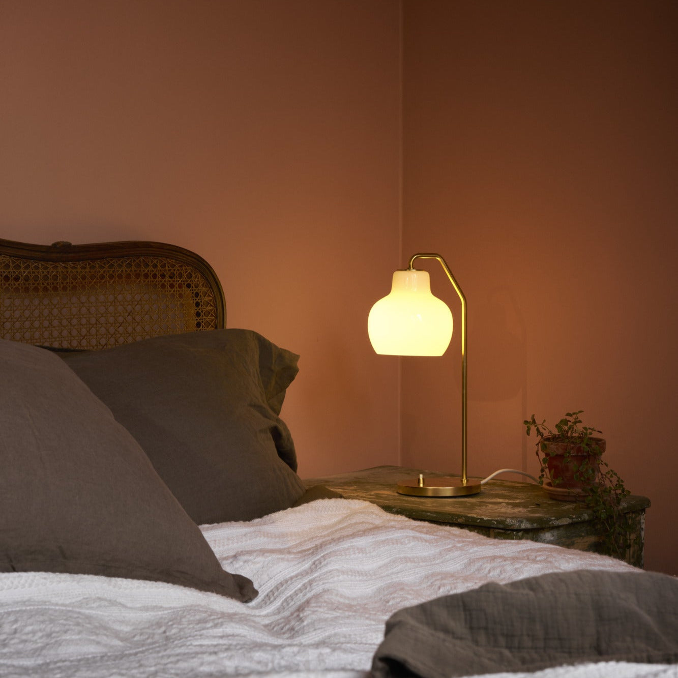 VL Ring Crown Table Lamp