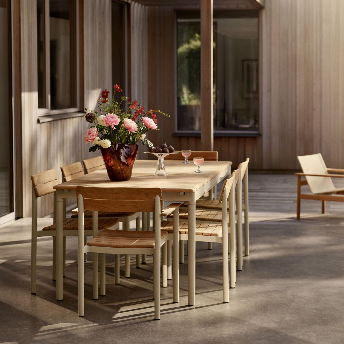 pelagus dining table